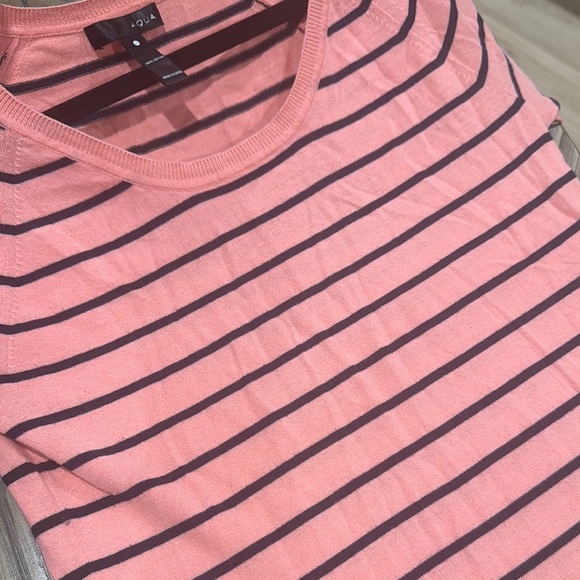 🧡💙 Aqua Fitted Coral & Navy Striped Sweatshirt
Size Medium - Picture 4 of 4